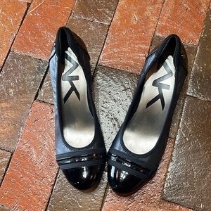 Anne Klein size 10, black pumps 2 inch heel